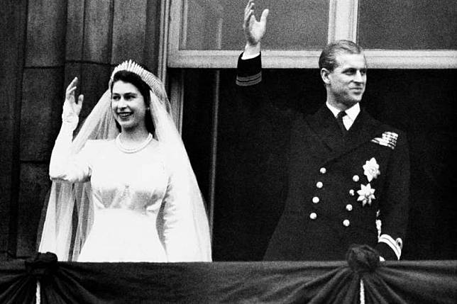 英國女王與菲利普親王1947年結婚照。（AP）