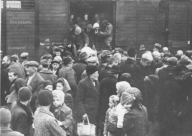 ชาวฮังการีเชื้อสายยิวเดินทางมาถึงค่าย Auschwitz-Birkenau หลังจากเยอรมนียึดครองโปแลนด์ (ภาพจาก www.britannica.com)