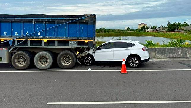 嘉義縣東石鄉9/7發生一起死亡車禍，休旅車駕駛疑似疲勞駕駛，插進停放路旁曳引車，造成休旅車女乘客當場死亡。讀者提供
