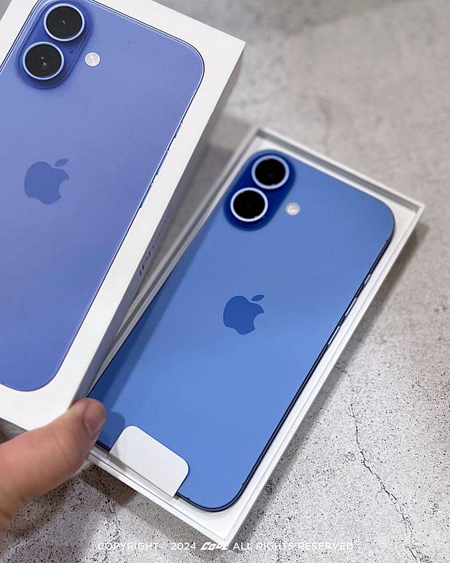 3C潮好玩｜開箱iPhone 16「湛海藍」實機上手玩！5 大亮點升級超有感 