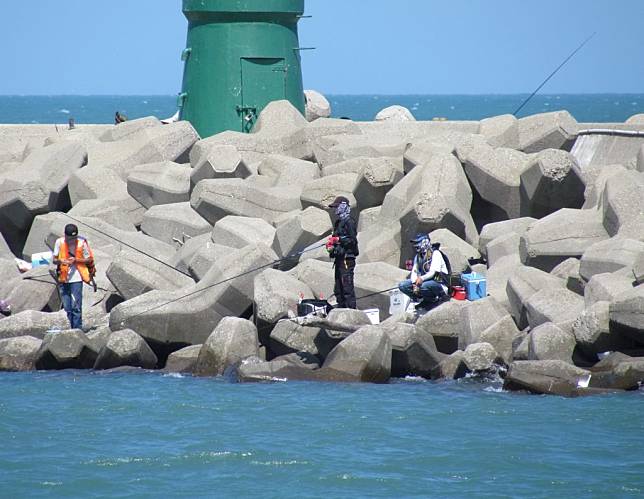 台中港務警察總隊從八月起強力取締擅闖管制區釣魚民眾，已查獲逾四十人，經交通部航港局裁罰十萬元已近二十人。（記者陳金龍攝）