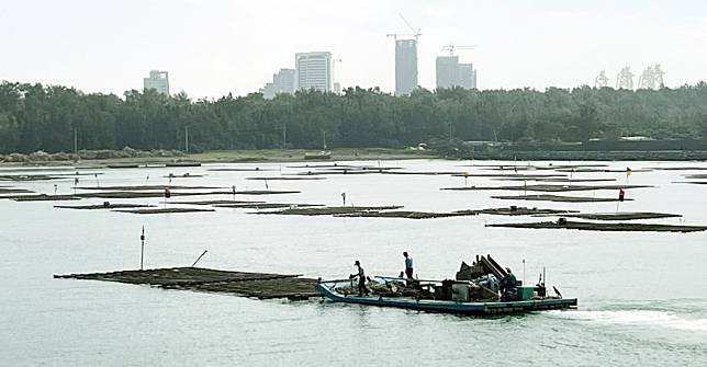 十一月颱「天兔」逐漸接近台灣，蚵農趕緊將蚵棚拖入港避難。（記者陳治交攝）