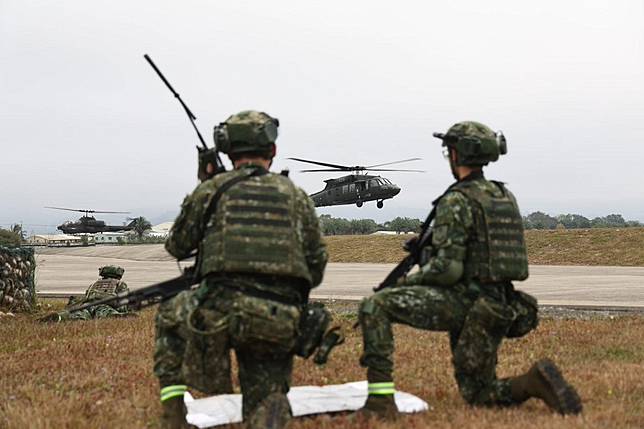 軍方若採購了非軍用保密等級無線電，恐危及包括基層常備部隊與後備單位之通聯保密性。（圖片取自中華民國陸軍臉書）