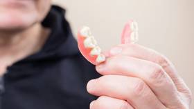 台灣今年正式邁入超高齡社會，衛福部證實受《財劃法》修法影響，今年起不再編列中低收入戶老人全口假牙補助預算，未來將改由地方政府自籌經費支應。示意圖，取自Unsplash