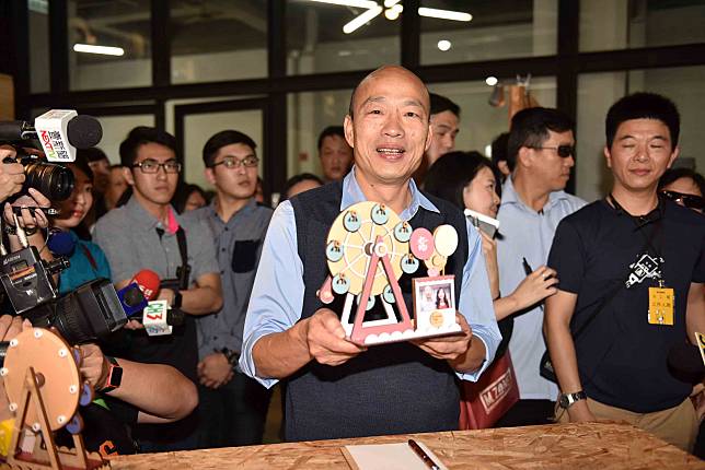 ▲高雄市長韓國瑜今日親臨「M.ZONE大港自造特區」，並親手打造「愛情摩天輪」模型。（圖／記者蔡佳宏攝,2019.02.13）