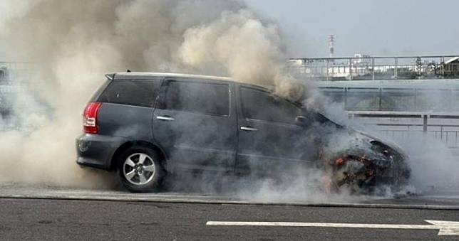 台南永安橋火燒車！休旅車等紅燈「猛竄火煙」　越籍駕駛驚逃保命