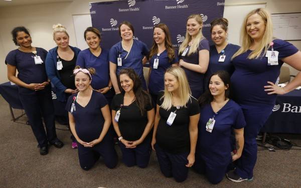 美國亞利桑那州鳳凰城郊區梅薩市的班納沙漠醫療中心(Banner Desert Medical Center)，有16名加護病房女護士在短期內紛紛懷孕，其中大部分都出面受訪拍照。(美聯社)