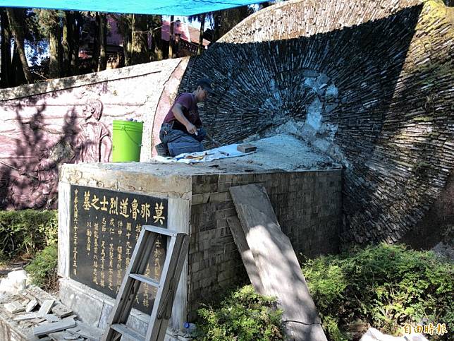 原住民抗日烈士莫那．魯道之墓因上方水泥塌陷與漏水，目前進行整修，卻是遺族耆老被托夢才發現。(記者佟振國攝)