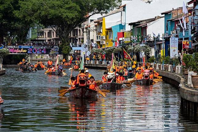 People take part in a dragon boat race in Malacca, Malaysia, June 8, 2024. (Photo by Chong Voon Chung/Xinhua)