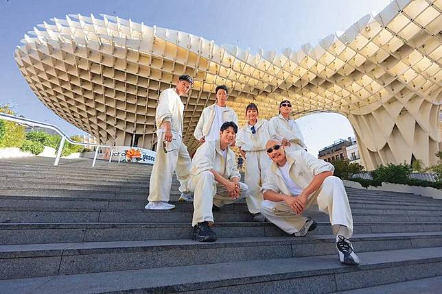 除林柏宏 （前排左），還有黃宣（前排右）、ØZI（後排左二）、李齊（後排左一）共同主持《出去一下What A Trip》第二季，新加坡藝人郭坤耀（後排右起）與蕭歆霓則首度參與。 （出去一下What A Trip 提供）