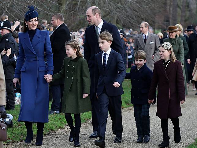 米亞（右一）牽起路易小王子（右二）的手照顧他，和威廉王子、凱特王妃就像一家人。（路透社）