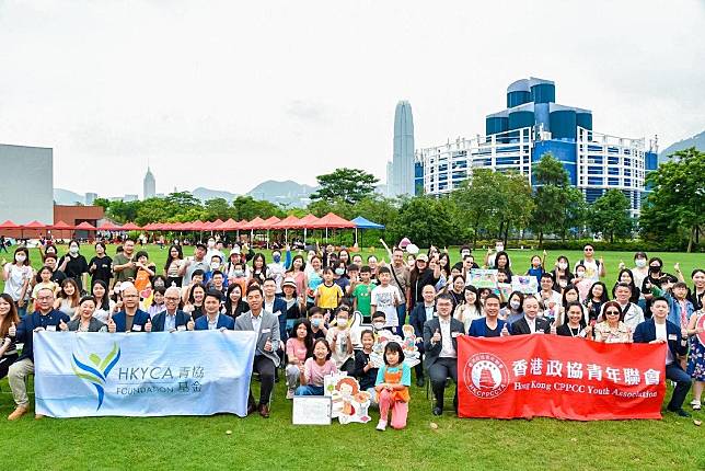 近300名中小學及幼稚園學生參與，以香港故宮文化博物館作背景，即場寫生。(政青圖片)