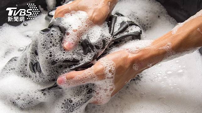 網友推薦使用「洗碗精」清洗沾有油漬的上衣，免狂搓揉就能輕鬆去除。（示意圖／Shutterstock達志影像）