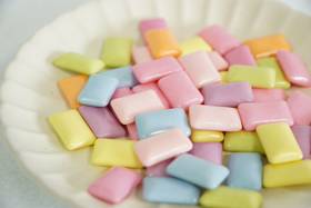 烏克蘭一名男子誤將化學粉末當成檸檬酸粉末，將口香糖沾上化學粉末後入口嚼食，意外被炸死。（示意圖，photoAC）