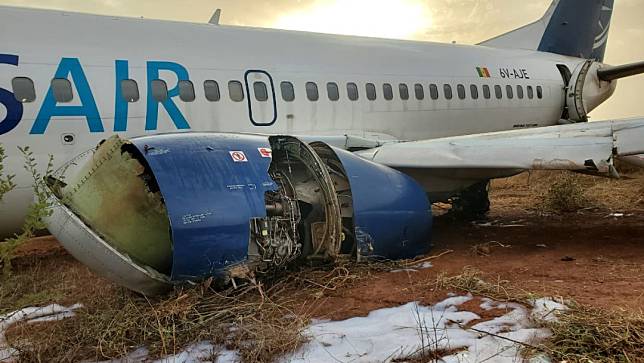 塞內加爾航空一架波音737客機5月9日在起飛時失控滑出跑道，發動機直接撞到逸出吊艙。翻攝X