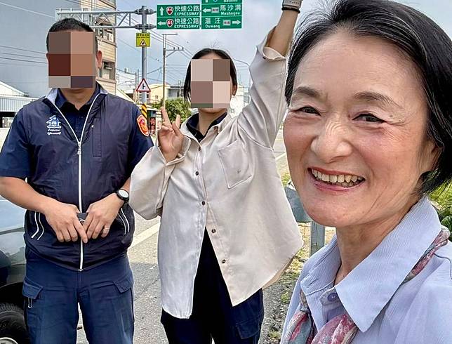 台南女警（中）靈堂照大眼燦笑，譚艾珍（右）沉重曝與媽媽對話。（圖／臉書 譚艾珍）