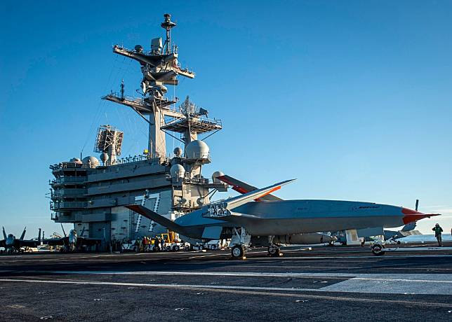 美國海軍MQ-25A「黃貂魚」無人加油機在航空母艦「喬治·布希號(CVN-77)」驗證工作完成，傳「羅斯福號(CVN-71)」可能在2026年率先部署。   圖：翻攝U.S NAVY官網