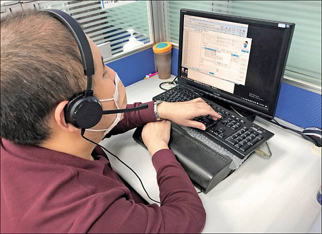中華電信與淡江大學共同推動「以ICT協助視障者遠距工作專案」，創造視障者工作機會，圖為淡大校內「Eye社會創新客服中心」。(淡大視障資源中心提供)