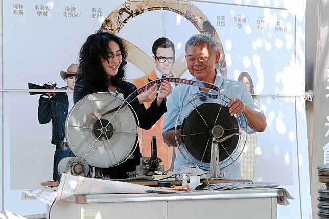 蔡燦得首先拜訪了「電影膠捲放映師」張松如，張松如介紹了台灣目前僅存最古老的一台「電影放映機」，讓蔡燦得看到直接噴淚。（圖／LINE TV提供）