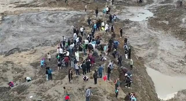 河南開封賈魯河尉氏段現場可以看到很多村民在河灘上開挖古幣。   圖 : 翻攝自'大象新聞