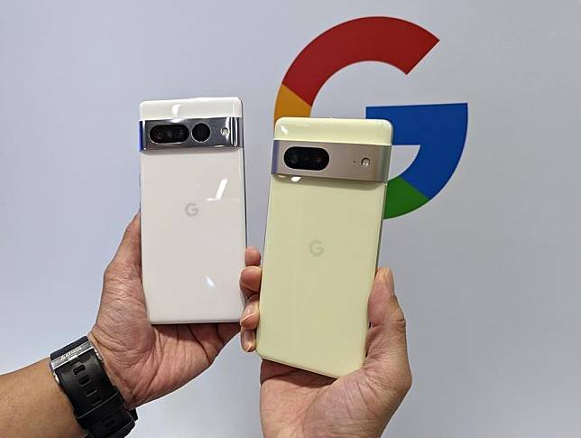 Google 2022年度旗艦 Pixel 7 雙機齊發。圖左為三鏡頭的高階旗艦Pixel 7 Pro，售價26,990元起；圖右為雙鏡頭的Pixel 7，售價18,990元。(圖／記者劉惠琴攝)