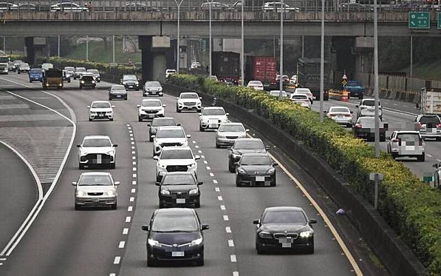 今天(27日)是小年夜，交通部高速公路局預估今天國道有九處易塞車路段，且預期今天的車流應是平日年平均的1.1倍，南向會達1.2倍之多。(記者林正堃攝)