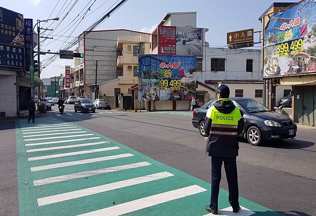 石門水庫、小人國及六福村遊樂園等知名風景休憩區，龍潭警方預估連假期間將吸引大量遊客進入。圖：警方提供