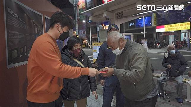 陳傑憲（左）與母親娟姐（左二）過年期間發放紅包、物資，給需要幫助的人。（圖／高雄市微笑慈善會提供）