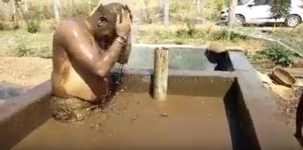 日前有印度議員指牛尿及牛糞能夠治療疫症後，網上就流傳一段兩名印度男子「示範」自己使用牛糞洗澡的影片，並指用牛糞洗澡可以洗淨全身。議員Suman Haripriya指新型冠狀病毒透過空氣傳染，使用牛尿牛糞治療可消滅病毒。來源：<a href=