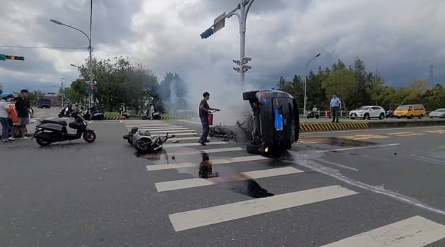 宜蘭中山路一段車禍小客車起火後附近店家緊急拿滅火器灌救。（民眾提供）