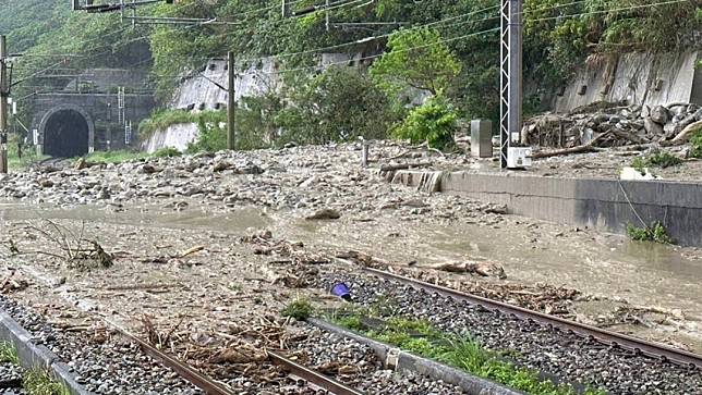 22日花蓮豪雨影響，台鐵和仁—崇德段鐵軌遭土石流淹蓋。翻攝宜花東災害通報臉書
