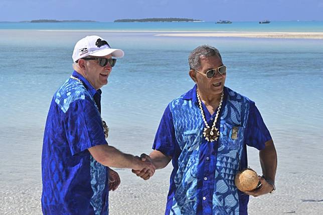 2023年11月9日，吐瓦魯總理那塔諾（右）與澳洲總理艾班尼斯簽署協定。（AP）