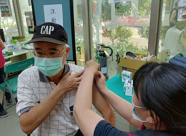 一一０年流感疫苗接種計畫獎勵，台中市榮獲中央三項績優。（記者陳金龍攝）