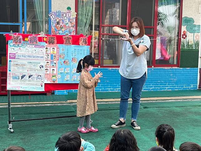 新竹市衛生局啟動「超人特攻隊」說故事巡迴活動與孩子們一起對抗腸病毒，盼以說故事的方式，讓孩子們學習如何遠離腸病毒知識，建立良好的衛生習慣。(圖由米羅幼兒園提供)