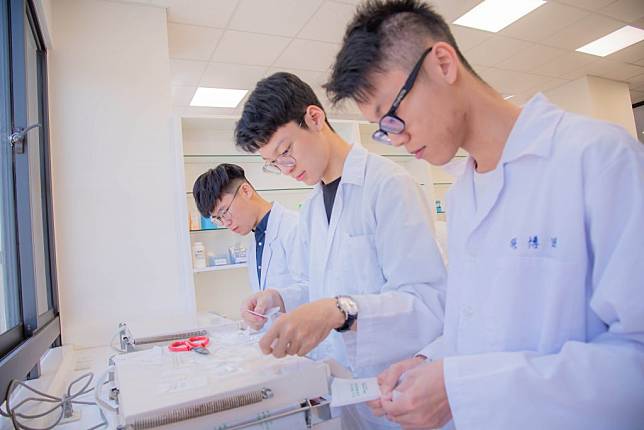 嘉南藥理大學藥學系學生參加藥師國考第一階段通過率創新高。（記者黃文記攝）