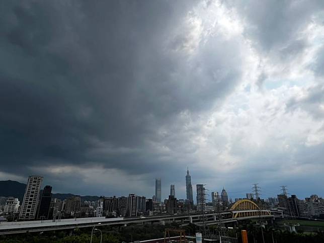 明後天台灣各地氣溫仍較炎熱，中午過後仍有午後雷陣雨，週四過後水氣增加，降雨的範圍會更加擴大。（圖／記者張勵德攝）