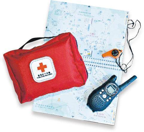行山急救包——行山專用急救包，配備急救用品及野外求生用品，為野外應急的好幫手。（香港紅十字會提供）