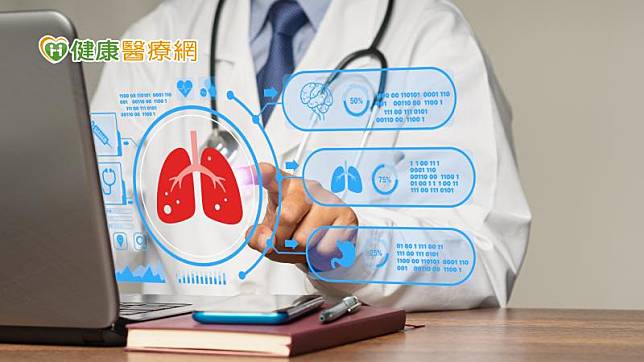 國健署提供低劑量電腦斷層掃描（LDCT）肺癌篩檢服務，並運用AI輔助程式，希望能幫助提升篩檢效率。而這款LDCT-AI輔助程式也正式獲得食藥署許可，並已有多家醫院導入使用。（圖／示意畫面）