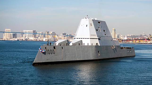 美國海軍朱瓦特級導彈驅逐艦首艦朱姆沃爾特號（USS Zumwalt, DDG-1000）。 圖: 翻攝自 U.S. Navy 推特