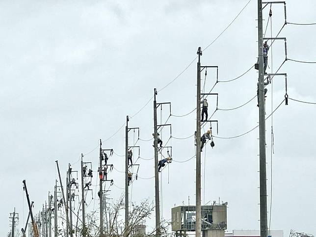 台電產業工會及台電各區處工會今（16）天發表聲明指出，當我們拼命工作（甚至被要求工作時、吃飯時還要擺拍！）並不是為了讓政府高層做為「撥補台電千億」政治大內宣的素材！（資料照片） 圖：行政院提供