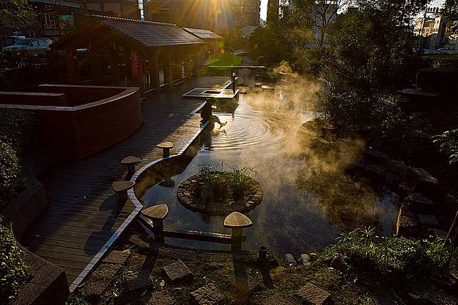 ▲湯圍溝為礁溪鄉境內的溫泉分布中心，是在台灣地區是極為罕見的平地溫泉。爬山累了，不妨體驗精心設計的水岸空間與自然舒適半戶外泡腳池，一解旅途的疲勞。（圖/礁溪鄉公所）  
