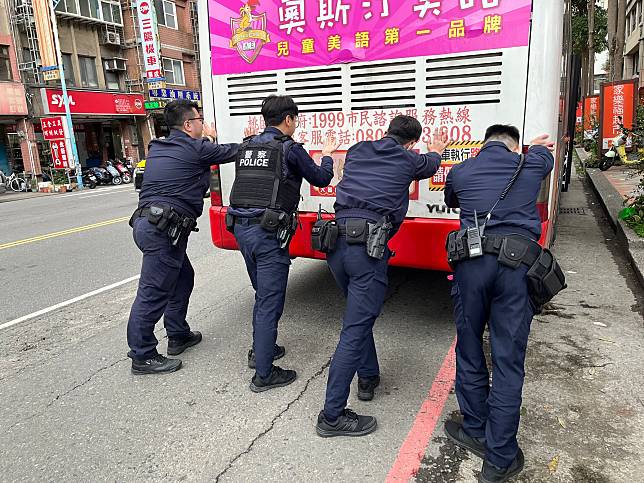 昨日下午一輛桃園客運262路公車拋錨在萬壽路二段與自強東路口，司機緊急疏散乘客後憂心會阻礙交通便求助警方。圖：警方提供