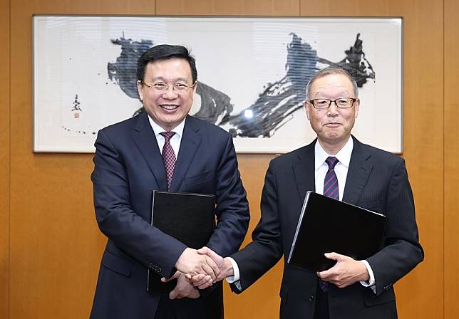 This photo taken on Feb. 18, 2025 shows President of Xinhua News Agency Fu Hua meeting with Katsuhiko Sakai, president of Japan's Jiji Press, in Tokyo, Japan. (Xinhua/Jia Haocheng)