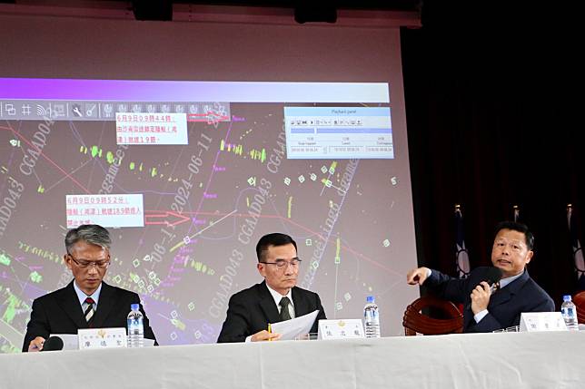 海巡署副署長謝慶欽（右一）說明「鴻津號」快艇雷達航跡圖。記者翁至成／攝影