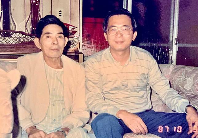 前總統陳水扁（右）與父親陳松根最後的合影，相片第一次曝光。 圖：翻攝自陳水扁勇新哥物語臉書