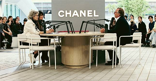 特備節目&ndash;時裝騷舉行前夕，Chanel於HKDI舉行特備節目Radio CHANEL，由記者兼製作人Géraldine Sarratia（左一），聯同品牌大使Caroline de Maigret（左二）擔任主持，講座嘉賓包括品牌時裝業務總裁Bruno Pavlovsky（右）等，暢談創意與傳承之道。（品牌提供）