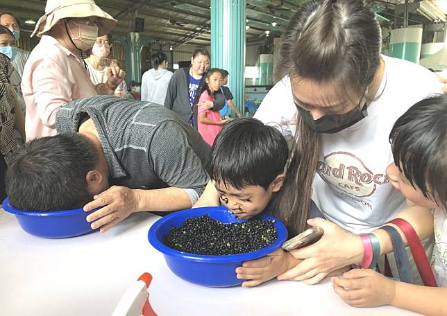下營鵝桑柚豆產業活動舉辦「滿面全豆花」趣味競賽，現場笑聲不斷。 (記者盧萍珊攝)