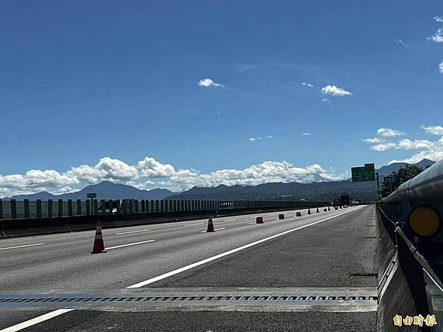 紫斑蝶爆量最高每分鐘達608隻，高公局封閉國3林內段北上外側車道。(記者黃淑莉攝)