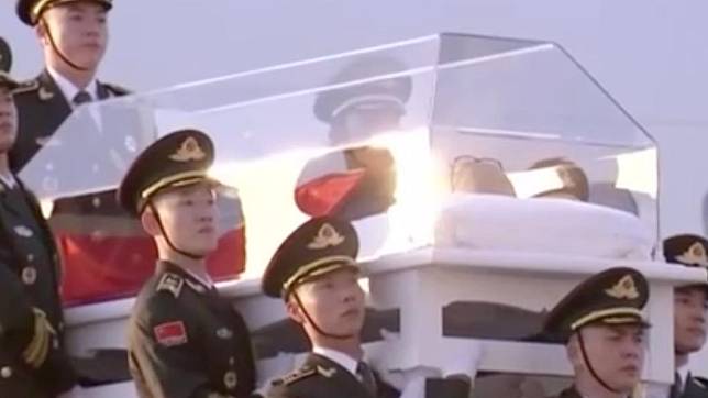 江澤明遺體以「透明棺」裝放。（圖／翻攝自央視新聞聯播）