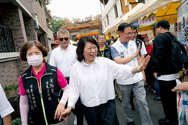 嘉義市在2026年底地方大選中是藍白合示範區，確定由民眾黨前立委張啟楷（右）參選市長。圖為4月的2026嘉義市鞦韆節活動，張啟楷緊跟現任市長黃敏惠（中）與民眾互動。（攝影／馬雨辰）
